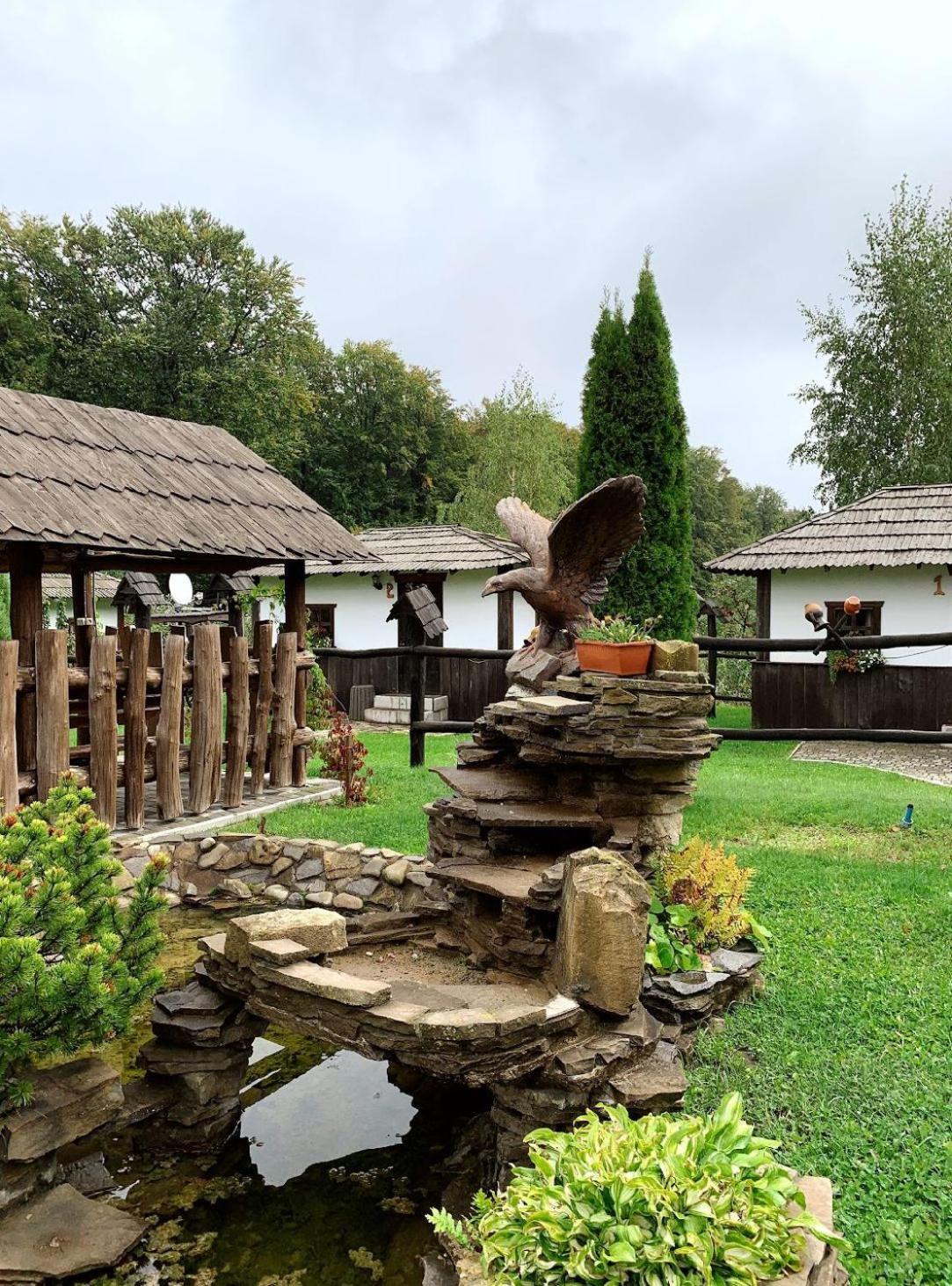 Orlyne Gnizdo Hotel Chernivtsi Exterior photo