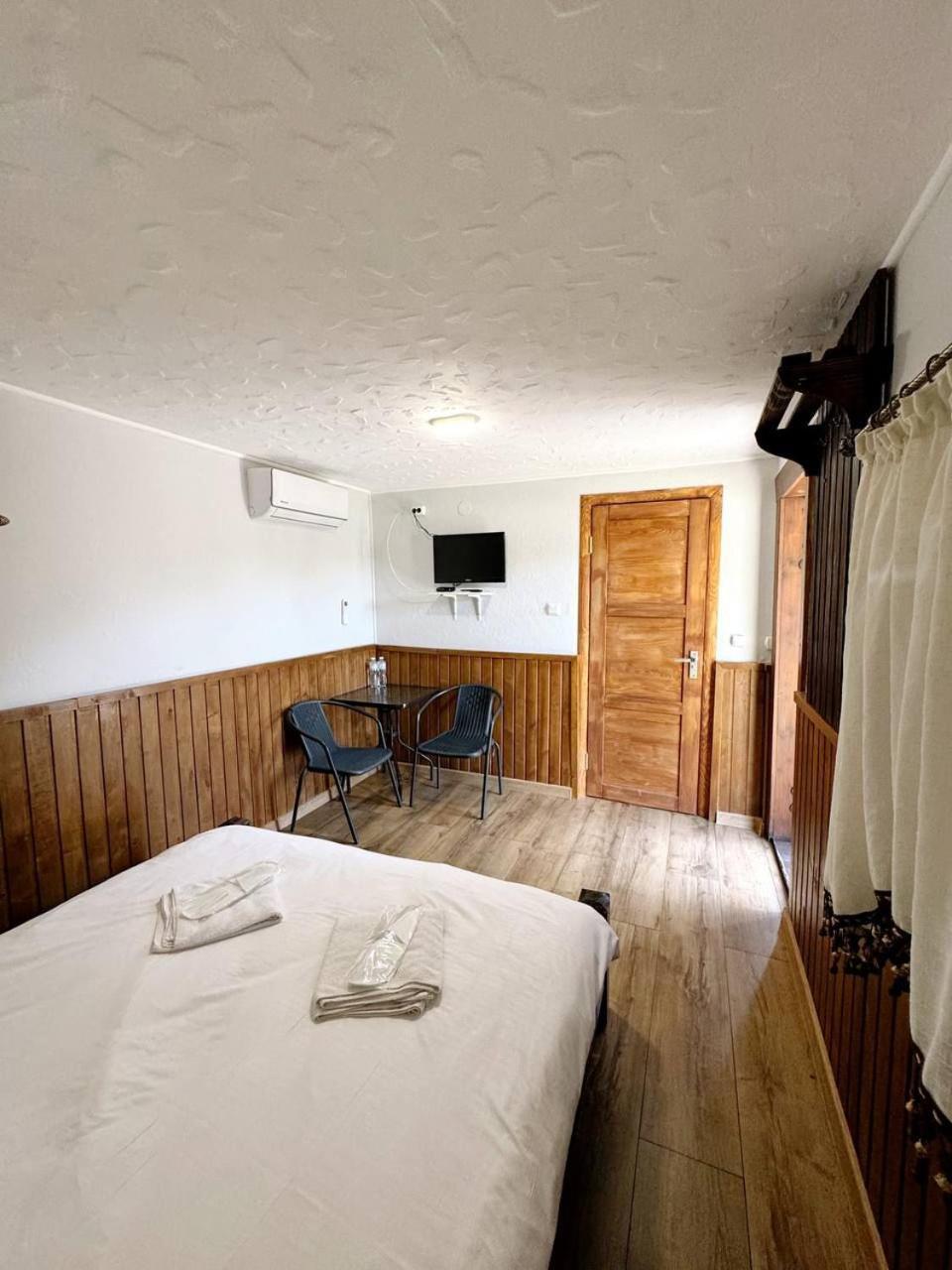 Orlyne Gnizdo Hotel Chernivtsi Room photo